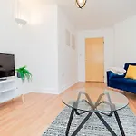 Modern Two Bedroom Flat With Free Parking