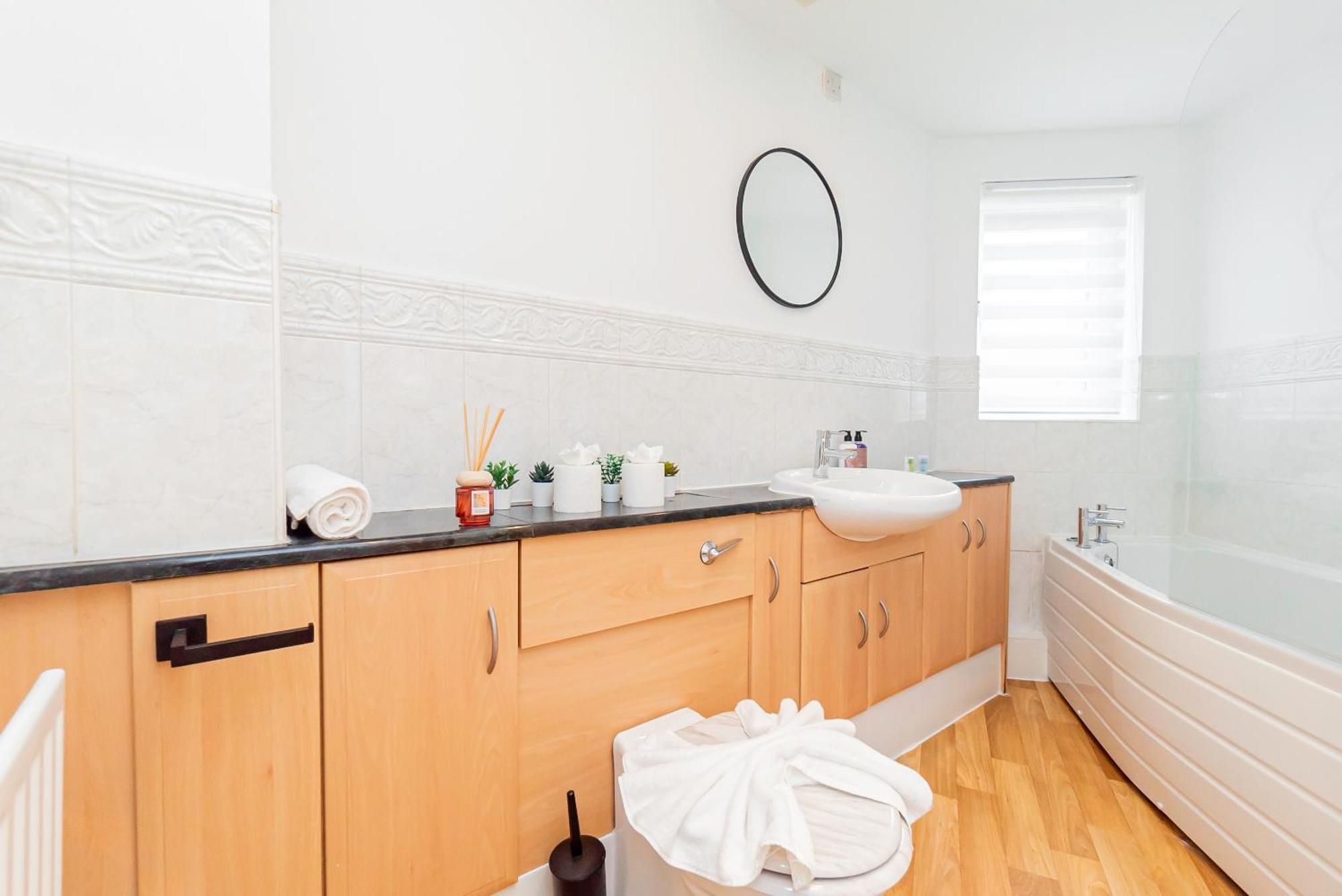 Modern Two Bedroom Flat With Free Parking *